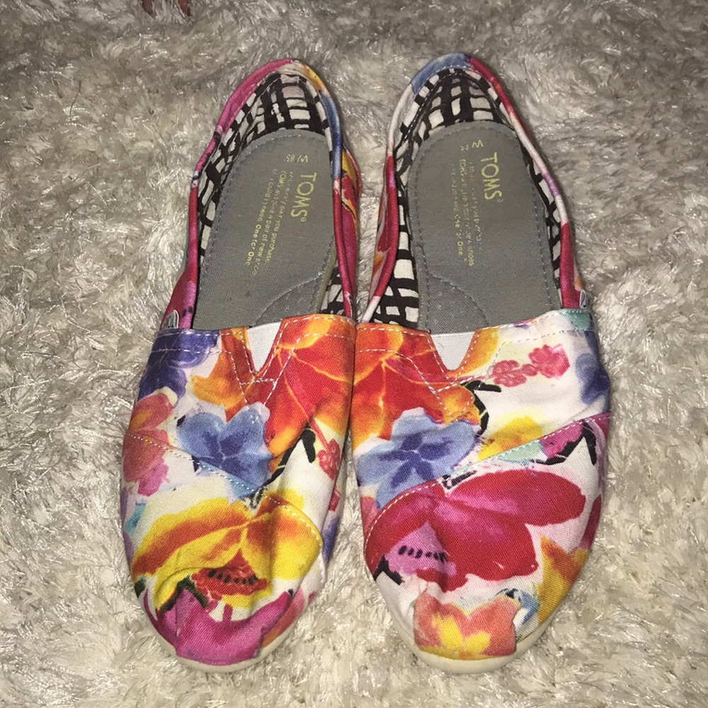 Toms floral pattern
